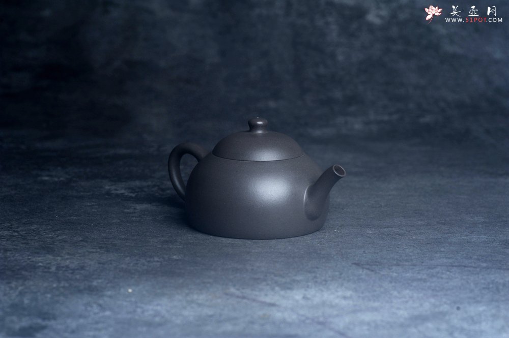 紫砂壶图片：美壶特惠 特好大水潭天青泥精工薄胎半月壶 - 宜兴紫砂壶网