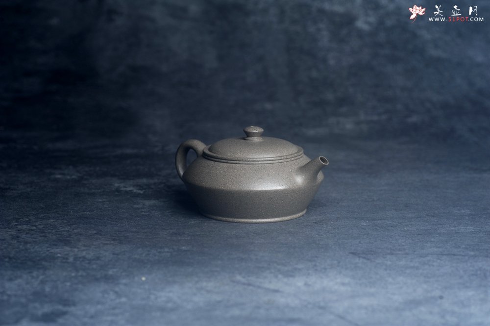 紫砂壶图片：美壶特惠 特好芝麻绿泥小虚扁壶 茶人醉爱 - 宜兴紫砂壶网