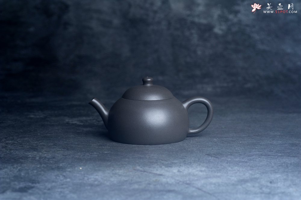 紫砂壶图片：美壶特惠 特好大水潭天青泥精工薄胎半月壶 - 宜兴紫砂壶网