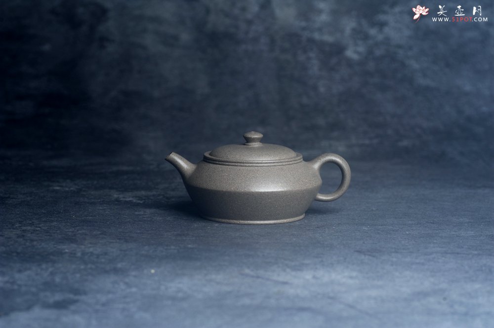 紫砂壶图片：美壶特惠 特好芝麻绿泥小虚扁壶 茶人醉爱 - 宜兴紫砂壶网
