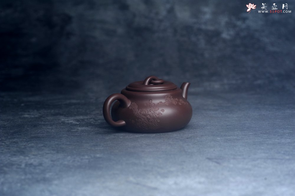 紫砂壶图片：美壶特惠 特好老紫泥墨梅壶 茶人醉爱 - 宜兴紫砂壶网