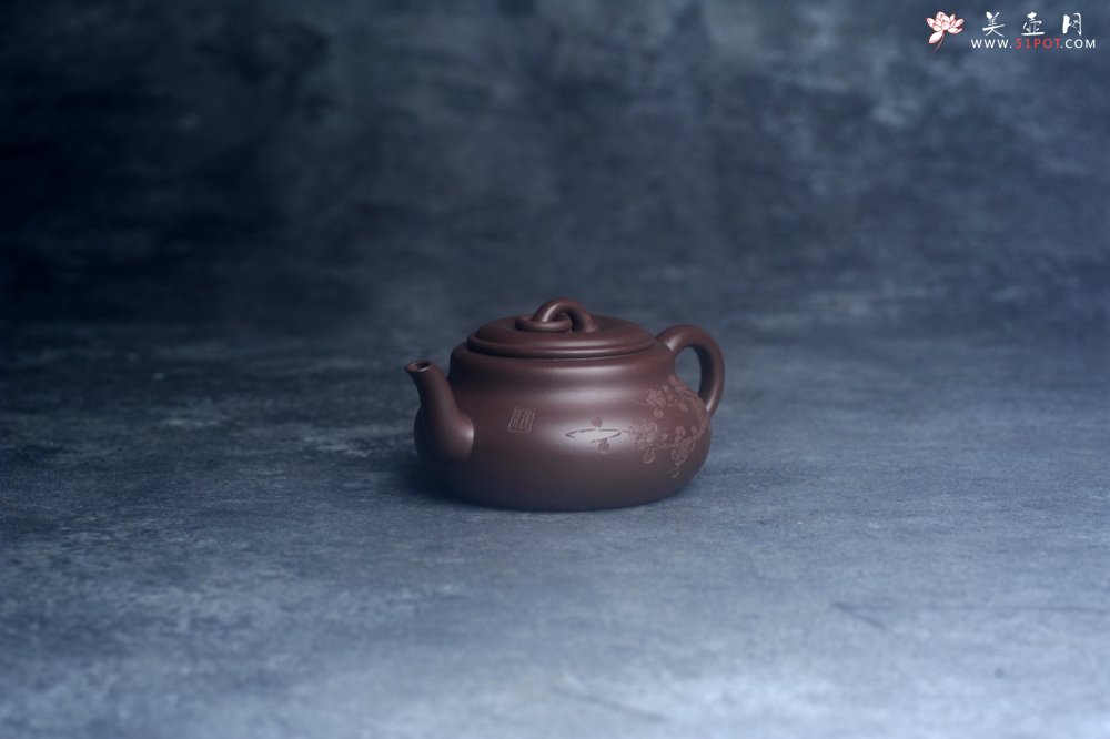 紫砂壶图片：美壶特惠 特好老紫泥墨梅壶 茶人醉爱 - 宜兴紫砂壶网