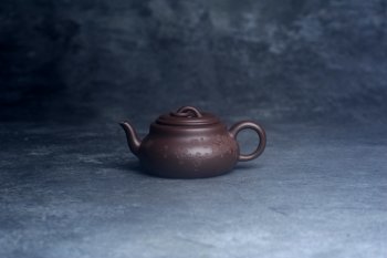 紫砂壶图片：美壶特惠 特好老紫泥墨梅壶 茶人醉爱 - 宜兴紫砂壶网