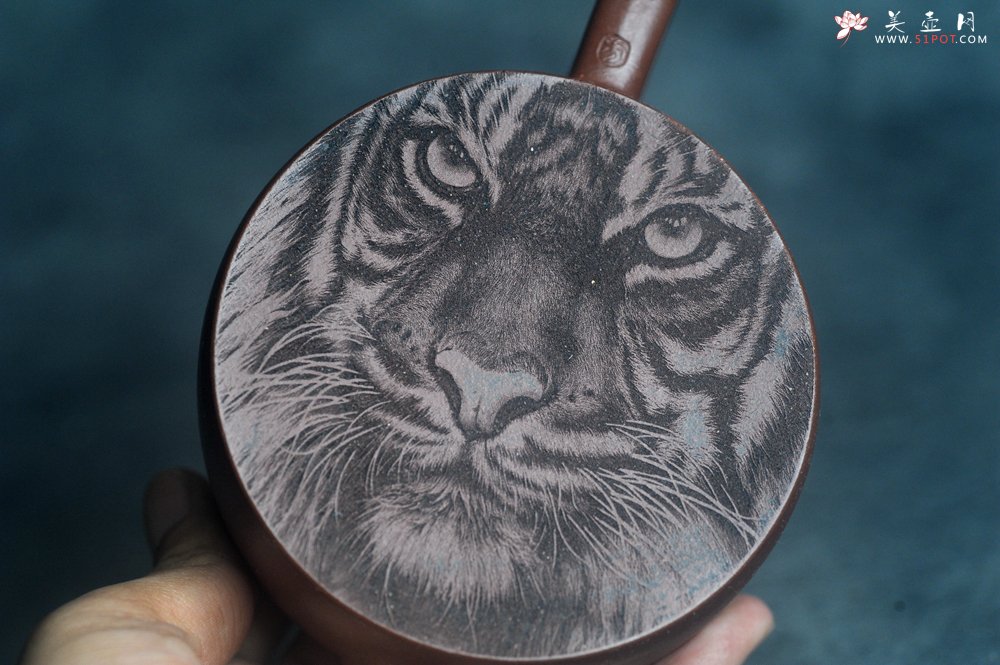 紫砂壶图片：美壶特惠 手工手制紫砂壶特好底槽青假山汉瓦壶 底部刻老虎 栩栩如生 茶壶 茶具 单壶 - 宜兴紫砂壶网