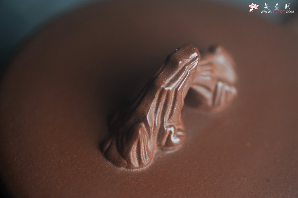 紫砂壶图片：美壶特惠 手工手制紫砂壶特好底槽青假山汉瓦壶 底部刻老虎 栩栩如生 茶壶 茶具 单壶 - 宜兴紫砂壶网