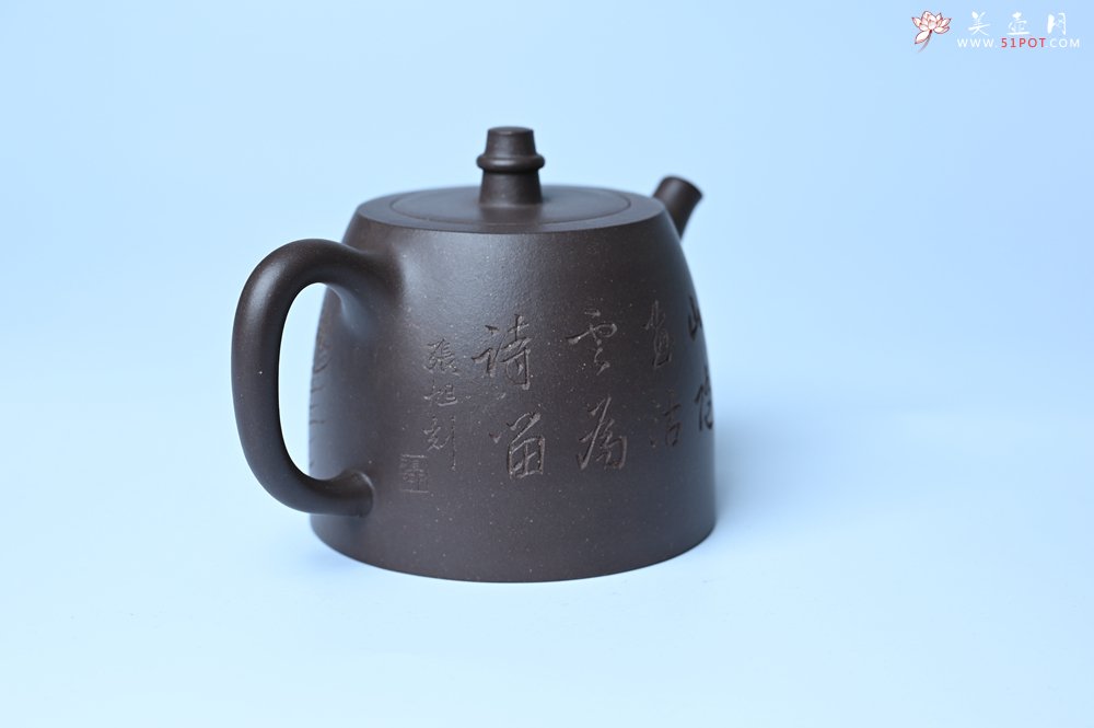 紫砂壶图片：美壶特惠 老紫泥精致山水汉铎壶 茶人醉爱 - 宜兴紫砂壶网