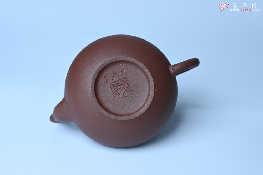 紫砂壶图片：毛国强入室弟子黄云初 特好老紫泥梨形壶 名家何水法书法＂壶在自香＂ 刘世涛伯陶刻 - 宜兴紫砂壶网