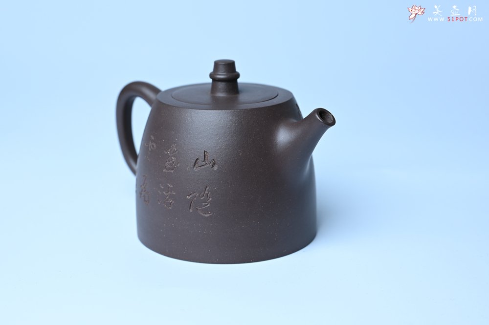 紫砂壶图片：美壶特惠 老紫泥精致山水汉铎壶 茶人醉爱 - 宜兴紫砂壶网