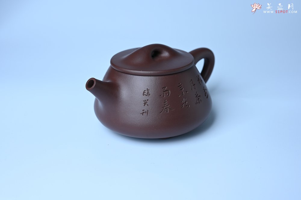 紫砂壶图片：实力派工艺师周斌 优质底槽青全手工精工满瓢壶 陶兴双刀装饰 诗写梅花月,茶烹谷雨春 - 宜兴紫砂壶网