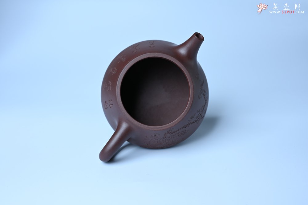 紫砂壶图片：实力派工艺师周斌 优质底槽青全手工精工满瓢壶 陶兴双刀装饰 诗写梅花月,茶烹谷雨春 - 宜兴紫砂壶网