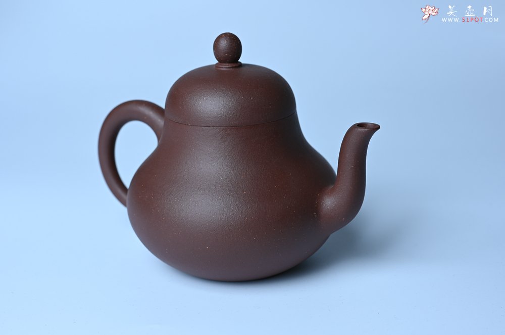 紫砂壶图片：毛国强入室弟子黄云初 特好老紫泥梨形壶 名家何水法书法＂壶在自香＂ 刘世涛伯陶刻 - 宜兴紫砂壶网