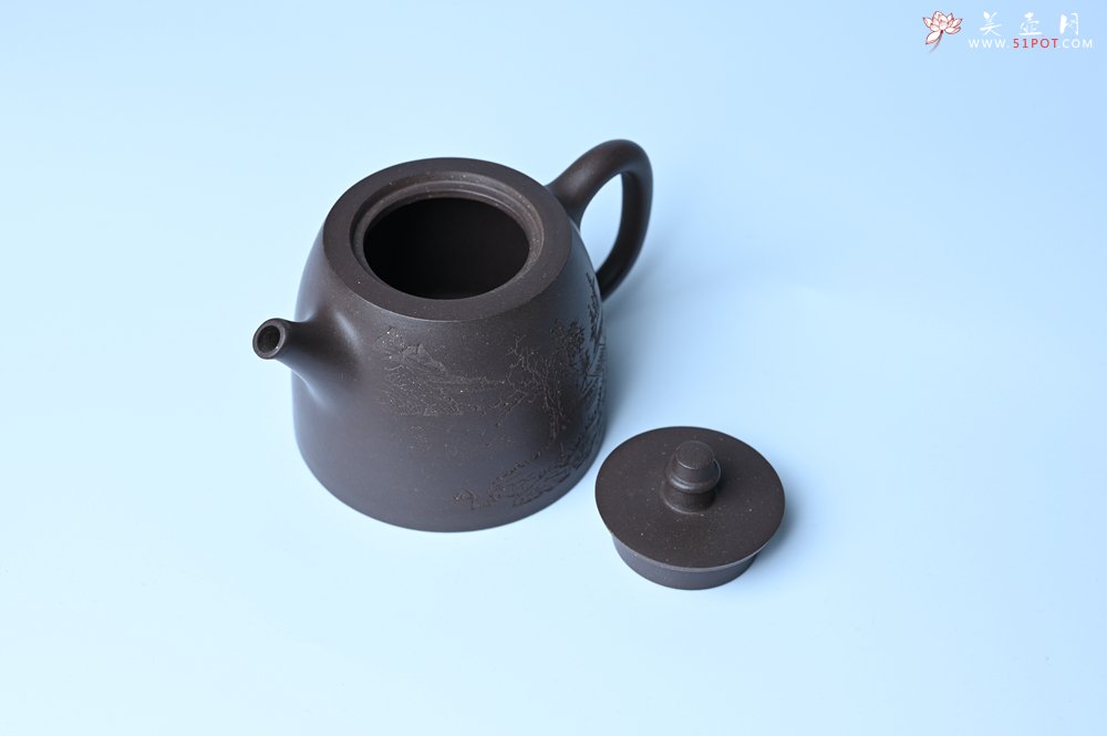 紫砂壶图片：美壶特惠 老紫泥精致山水汉铎壶 茶人醉爱 - 宜兴紫砂壶网
