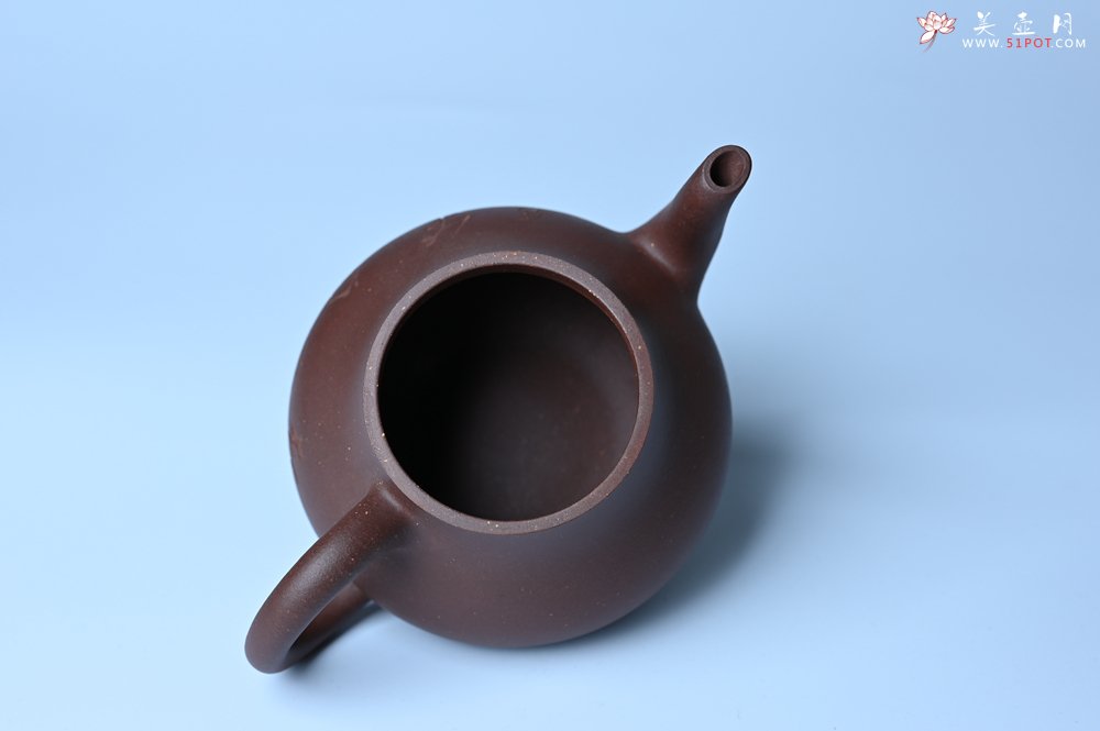 紫砂壶图片：毛国强入室弟子黄云初 特好老紫泥梨形壶 名家何水法书法＂壶在自香＂ 刘世涛伯陶刻 - 宜兴紫砂壶网