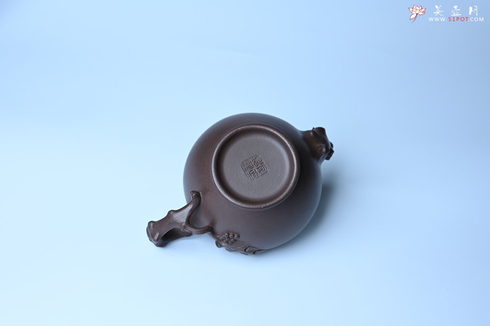 紫砂壶图片：潜力股赵老师 老紫泥全手工松鼠葡萄壶 茶人醉爱 - 宜兴紫砂壶网