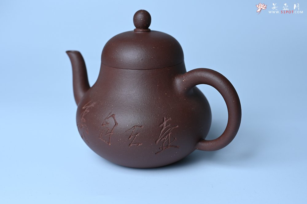 紫砂壶图片：毛国强入室弟子黄云初 特好老紫泥梨形壶 名家何水法书法＂壶在自香＂ 刘世涛伯陶刻 - 宜兴紫砂壶网