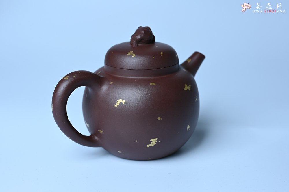紫砂壶图片：潜力股周小培 全手工原创招财壶200cc 金蟾屹立于壶盖 撒金工艺铺满壶身 寓意黄金落满地 招财进宝 - 宜兴紫砂壶网