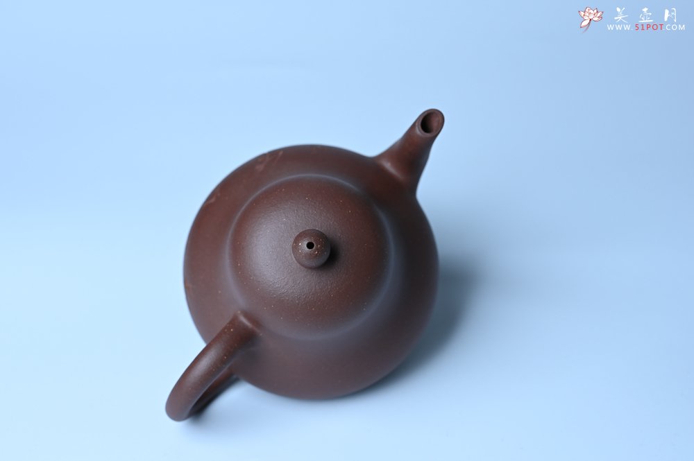 紫砂壶图片：毛国强入室弟子黄云初 特好老紫泥梨形壶 名家何水法书法＂壶在自香＂ 刘世涛伯陶刻 - 宜兴紫砂壶网