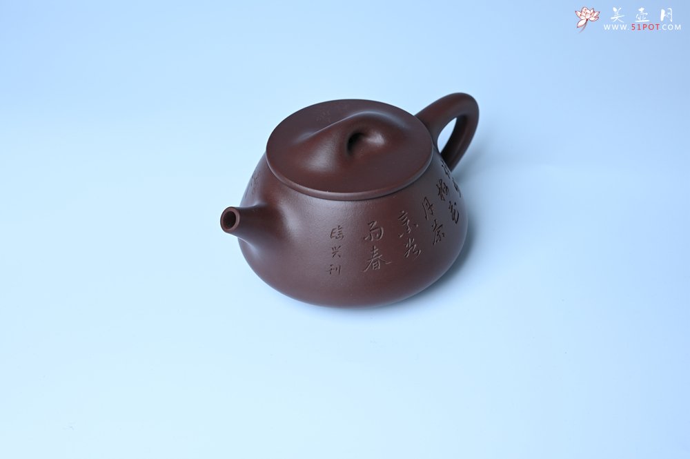 紫砂壶图片：实力派工艺师周斌 优质底槽青全手工精工满瓢壶 陶兴双刀装饰 诗写梅花月,茶烹谷雨春 - 宜兴紫砂壶网