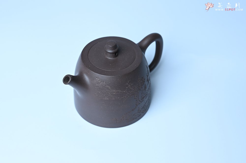 紫砂壶图片：美壶特惠 老紫泥精致山水汉铎壶 茶人醉爱 - 宜兴紫砂壶网