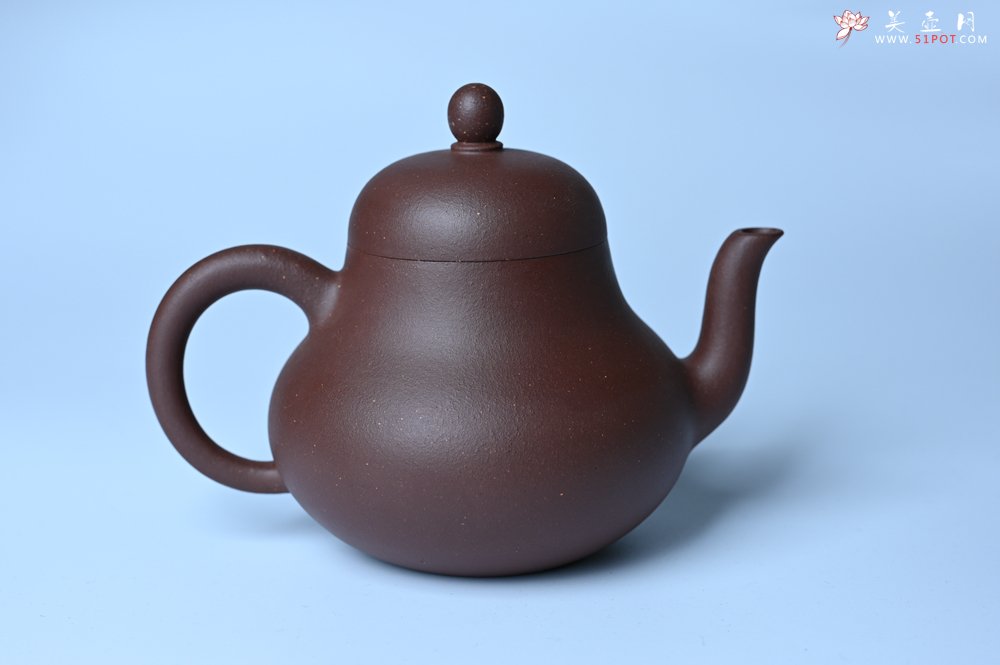 紫砂壶图片：毛国强入室弟子黄云初 特好老紫泥梨形壶 名家何水法书法＂壶在自香＂ 刘世涛伯陶刻 - 宜兴紫砂壶网