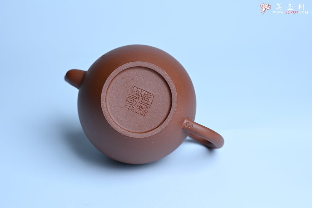 紫砂壶图片：毛国强入室弟子黄云初 特好清水泥高宫灯壶 名家何水法书法“三昧”，刘世涛伯陶刻 - 宜兴紫砂壶网