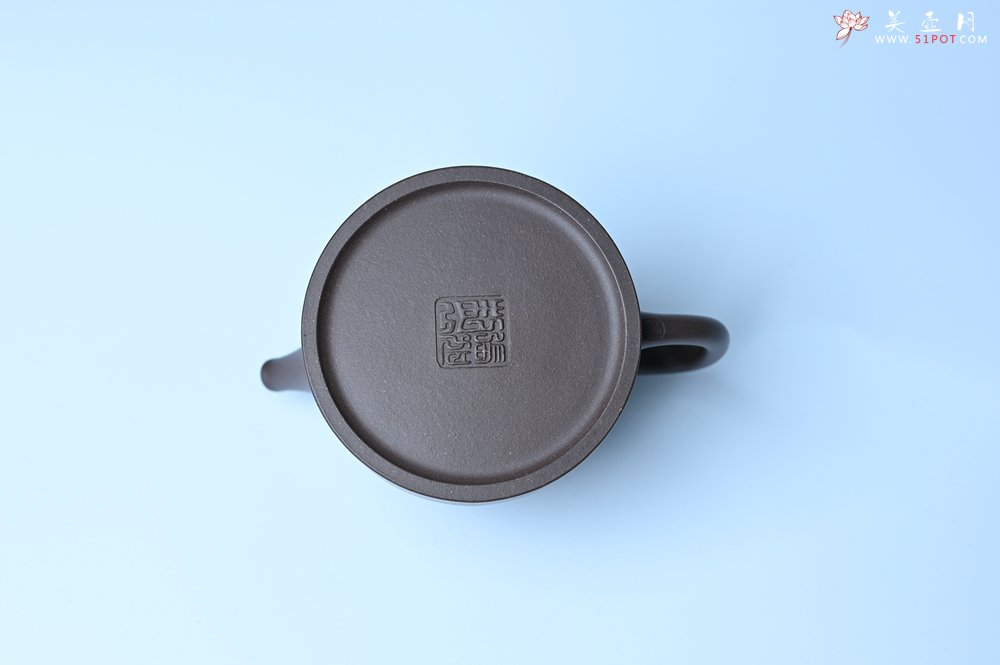 紫砂壶图片：美壶特惠 老紫泥精致山水汉铎壶 茶人醉爱 - 宜兴紫砂壶网