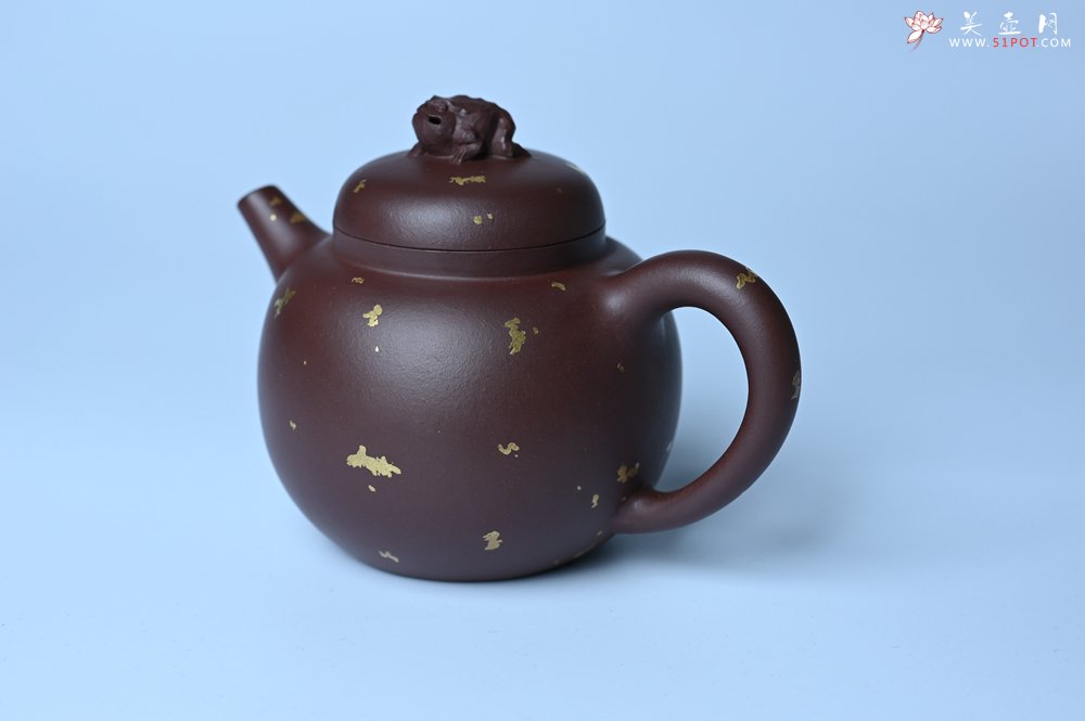 紫砂壶图片：潜力股周小培 全手工原创招财壶200cc 金蟾屹立于壶盖 撒金工艺铺满壶身 寓意黄金落满地 招财进宝 - 宜兴紫砂壶网