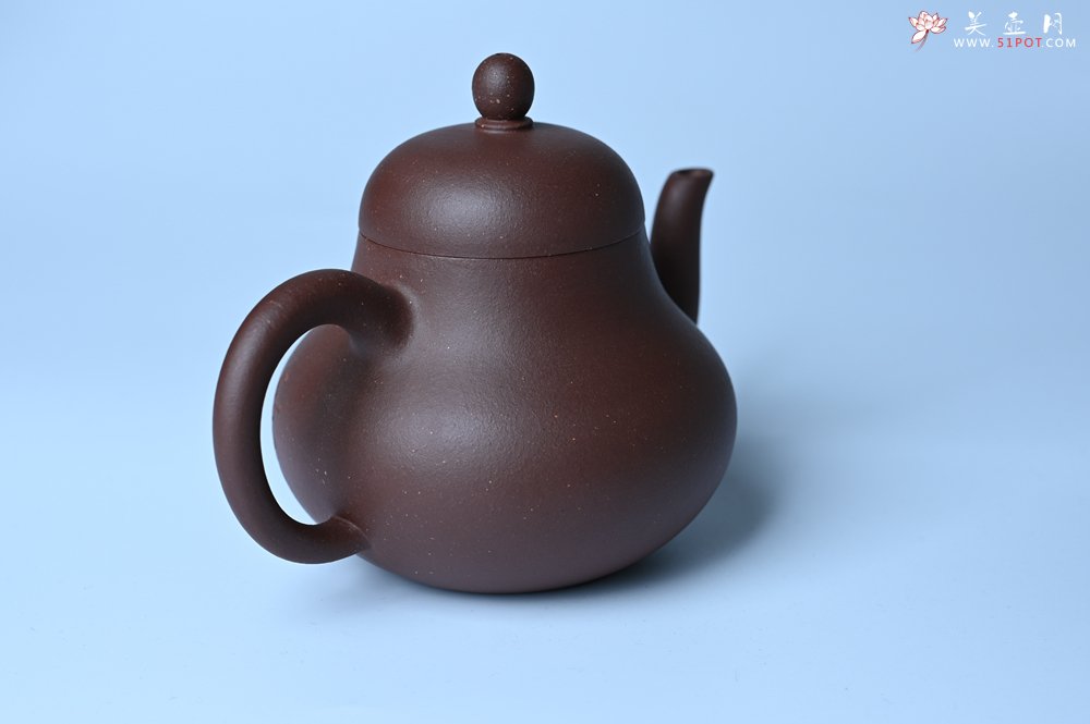 紫砂壶图片：毛国强入室弟子黄云初 特好老紫泥梨形壶 名家何水法书法＂壶在自香＂ 刘世涛伯陶刻 - 宜兴紫砂壶网