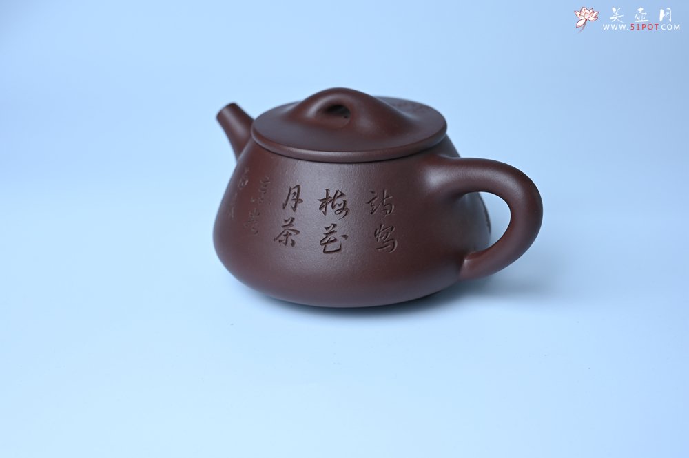 紫砂壶图片：实力派工艺师周斌 优质底槽青全手工精工满瓢壶 陶兴双刀装饰 诗写梅花月,茶烹谷雨春 - 宜兴紫砂壶网