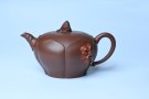 紫砂壶图片：美壶特惠 贴花活灵活现 精致荷花壶 茶人醉爱 - 宜兴紫砂壶网