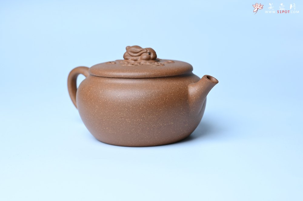 紫砂壶图片：美壶特惠 优质降坡泥花鸟听兔壶 茶人醉爱 - 宜兴紫砂壶网