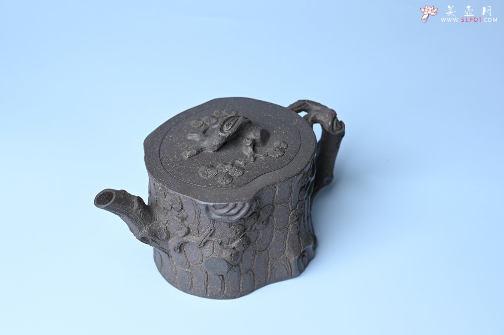 紫砂壶图片：美壶特惠 精致青段泥全松皮 全手工松桩壶 肌理丰富 特文气 - 宜兴紫砂壶网