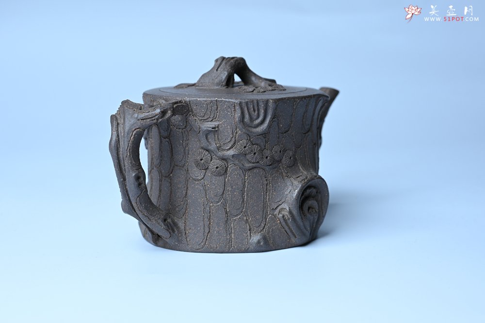 紫砂壶图片：美壶特惠 精致青段泥全松皮 全手工松桩壶 肌理丰富 特文气 - 宜兴紫砂壶网