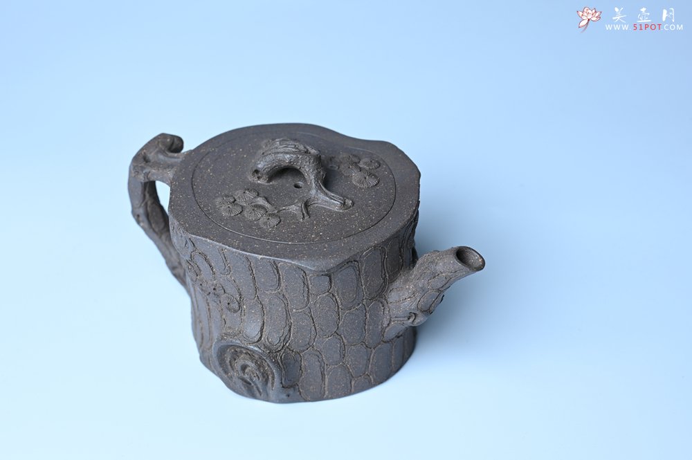 紫砂壶图片：美壶特惠 精致青段泥全松皮 全手工松桩壶 肌理丰富 特文气 - 宜兴紫砂壶网