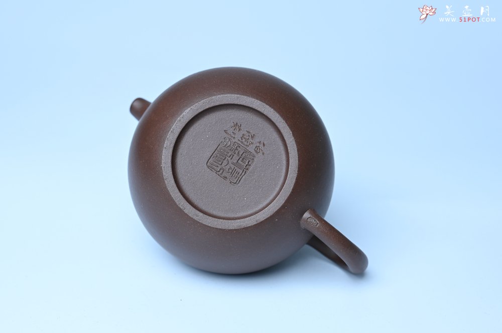 紫砂壶图片：毛国强入室弟子黄云初 特好老紫泥心无挂碍莲子壶 名家何水法书法 刘世涛伯陶刻 - 宜兴紫砂壶网