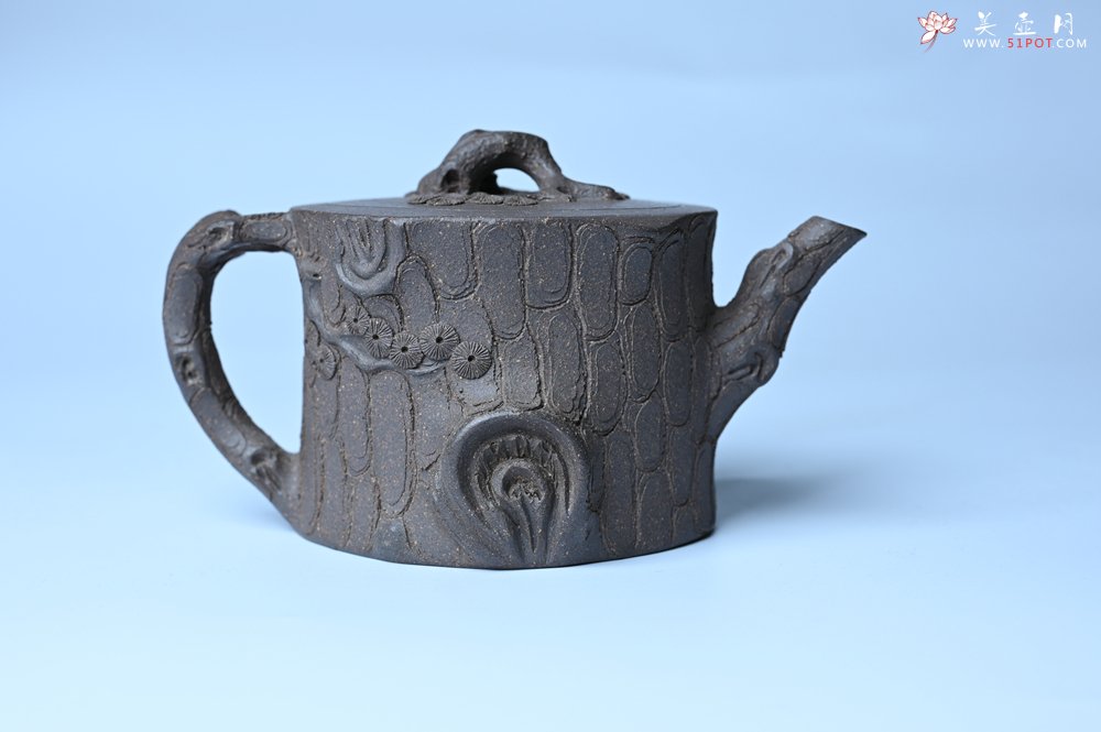 紫砂壶图片：美壶特惠 精致青段泥全松皮 全手工松桩壶 肌理丰富 特文气 - 宜兴紫砂壶网