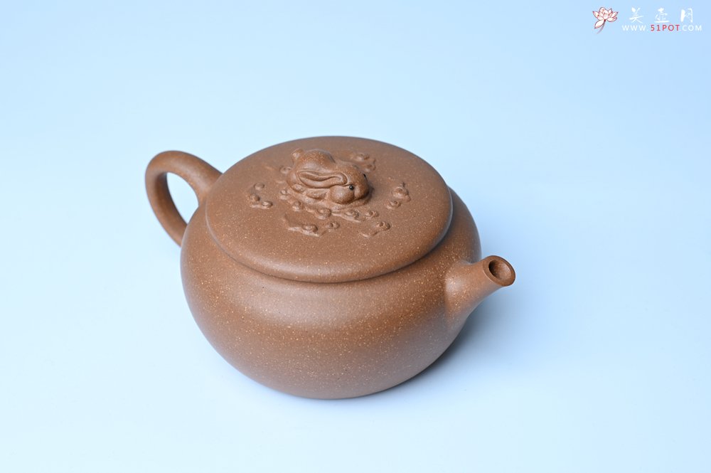 紫砂壶图片：美壶特惠 优质降坡泥花鸟听兔壶 茶人醉爱 - 宜兴紫砂壶网