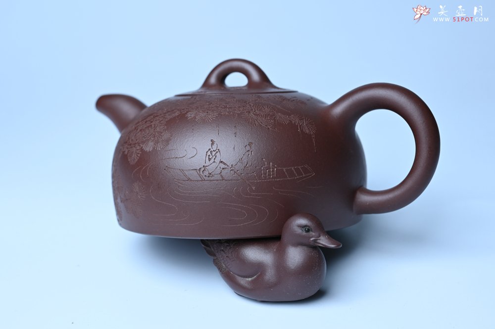 紫砂壶图片：油润底槽清 卡盖难度相当大 全手工半月紫砂壶  君臣一梦,今古空名 但远山长,云山乱,晓山青 - 宜兴紫砂壶网