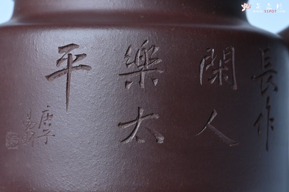 紫砂壶图片：油润底曹青 全手工德中茶壶 装饰人物特文气 - 宜兴紫砂壶网