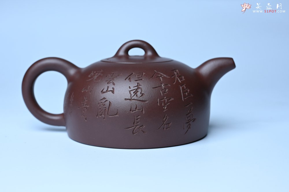 紫砂壶图片：油润底槽清 卡盖难度相当大 全手工半月紫砂壶  君臣一梦,今古空名 但远山长,云山乱,晓山青 - 宜兴紫砂壶网