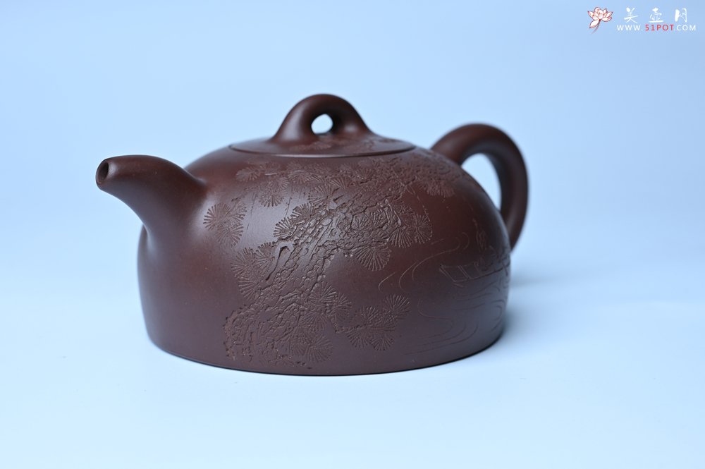 紫砂壶图片：油润底槽清 卡盖难度相当大 全手工半月紫砂壶  君臣一梦,今古空名 但远山长,云山乱,晓山青 - 宜兴紫砂壶网