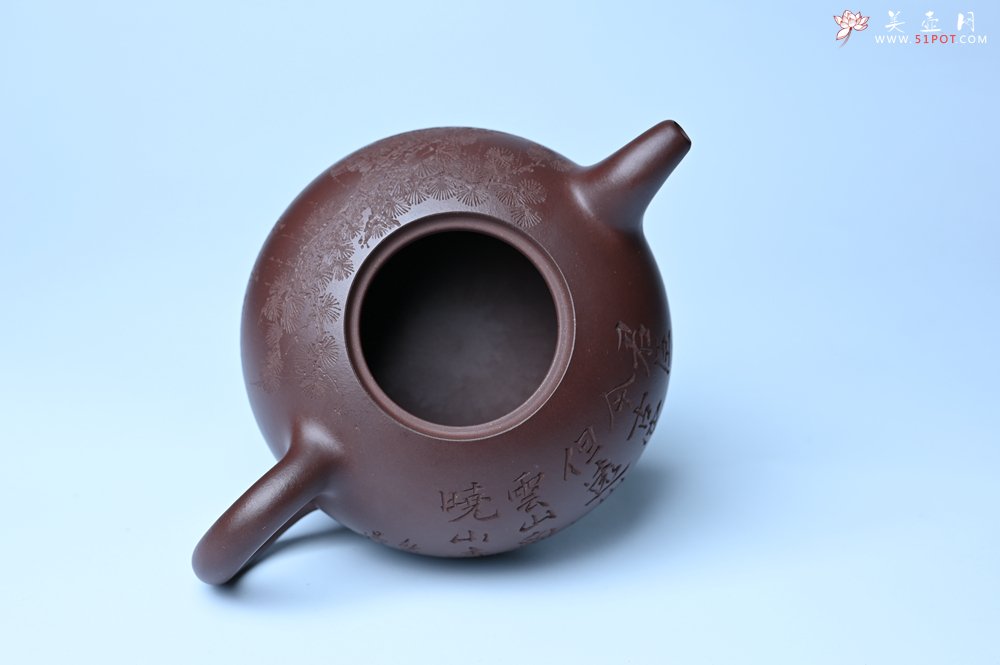 紫砂壶图片：油润底槽清 卡盖难度相当大 全手工半月紫砂壶  君臣一梦,今古空名 但远山长,云山乱,晓山青 - 宜兴紫砂壶网