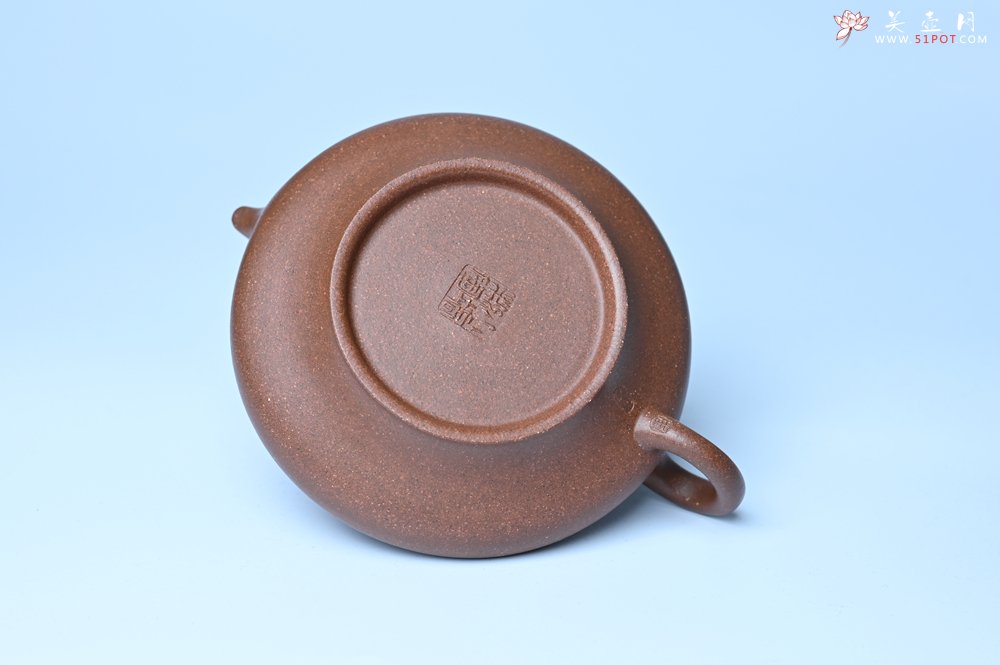 紫砂壶图片：潜力股周小培 特好文革老紫泥 全手工虚扁壶 难度大 好壶期待与您结缘 - 宜兴紫砂壶网