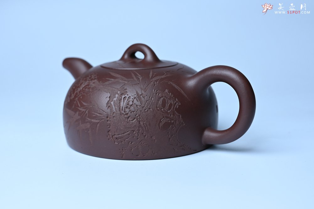 紫砂壶图片：潜力股周小培老师 油润底槽清 卡盖难度相当大 全手工半月紫砂壶 花间渴想相如露,竹不闲参陆羽经 - 宜兴紫砂壶网