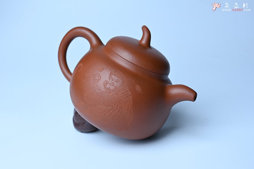 紫砂壶图片：特油润黄龙山小红泥全手工一捺底景舟茄段壶 装饰人物特文气 - 宜兴紫砂壶网