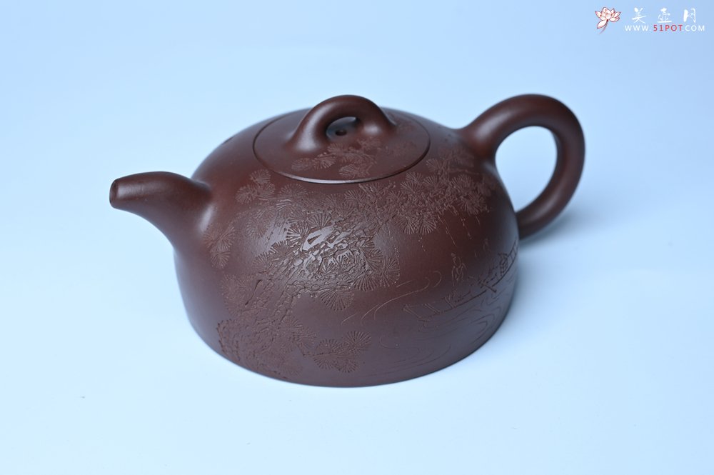 紫砂壶图片：油润底槽清 卡盖难度相当大 全手工半月紫砂壶  君臣一梦,今古空名 但远山长,云山乱,晓山青 - 宜兴紫砂壶网
