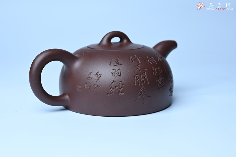 紫砂壶图片：潜力股周小培老师 油润底槽清 卡盖难度相当大 全手工半月紫砂壶 花间渴想相如露,竹不闲参陆羽经 - 宜兴紫砂壶网
