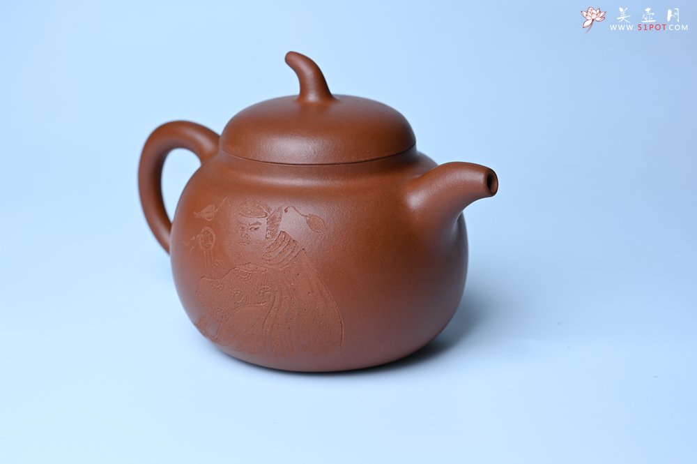 紫砂壶图片：特油润黄龙山小红泥全手工一捺底景舟茄段壶 装饰人物特文气 - 宜兴紫砂壶网