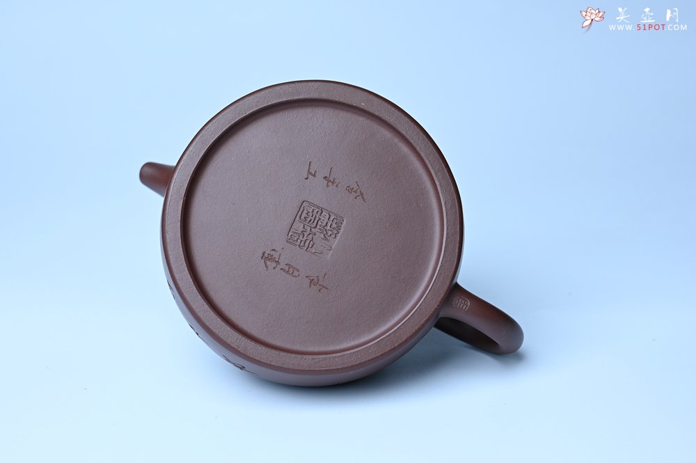 紫砂壶图片：油润底槽清 卡盖难度相当大 全手工半月紫砂壶  君臣一梦,今古空名 但远山长,云山乱,晓山青 - 宜兴紫砂壶网