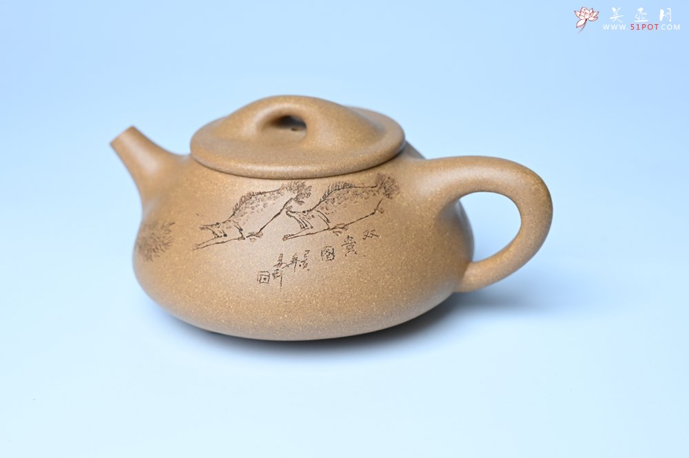 紫砂壶图片：潜力股周小培全手工老黄段泥（家藏老料 油润无比 识者自知）景舟石瓢 装饰鳜鱼图 双贵图 寓意富贵如意 - 宜兴紫砂壶网